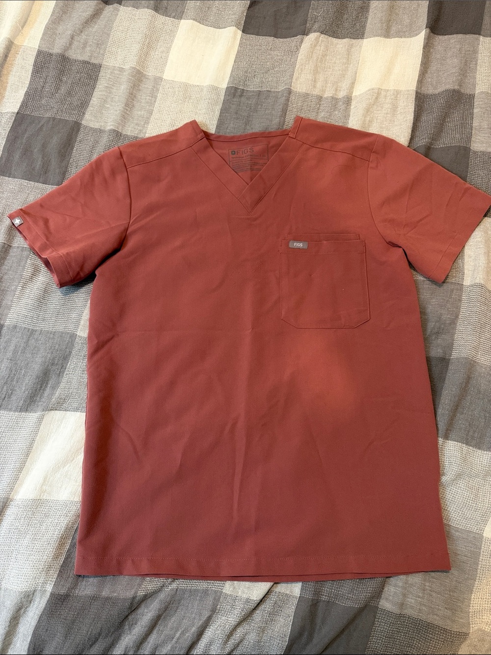 FIGS Men's Mauve Leon Three-Pocket Scrub Top